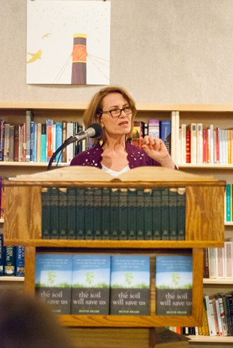 Photo of Kristin Ohlson speaking at Powell's with books - Photo by Kristin Beadle